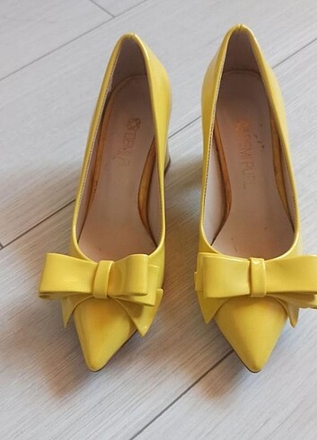Çok cici ve rahat sarı ayakkabı 