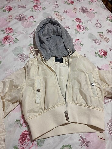 m Beden beyaz Renk Bershka crop bomber ceket