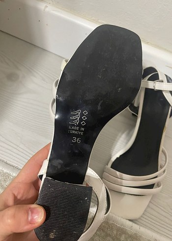 Beyaz Tokalı İnce Topuklu Kadın Sandalet - Görsel 4