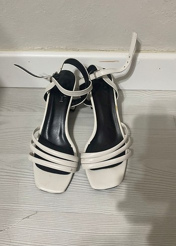 Beyaz Tokalı İnce Topuklu Kadın Sandalet - Görsel 2