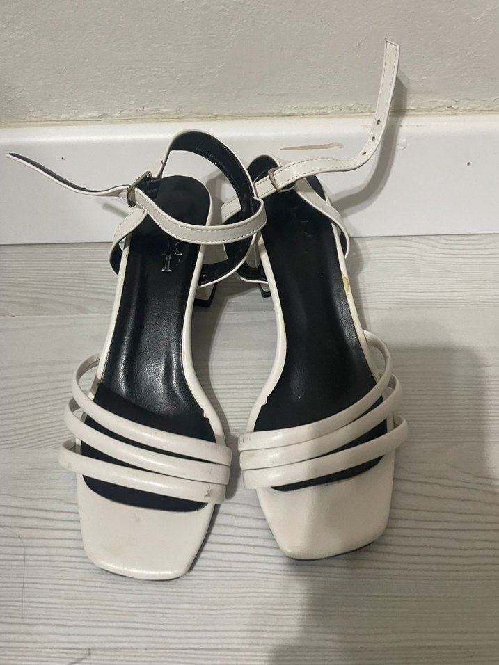 Beyaz Tokalı İnce Topuklu Kadın Sandalet - Görsel 3