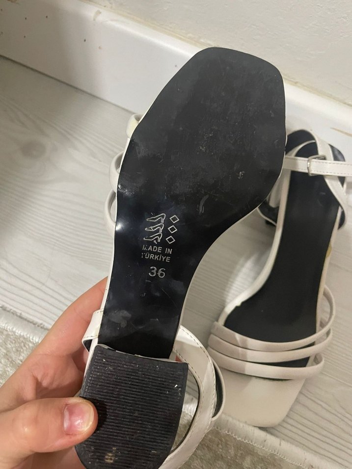 Beyaz Tokalı İnce Topuklu Kadın Sandalet - Görsel 4