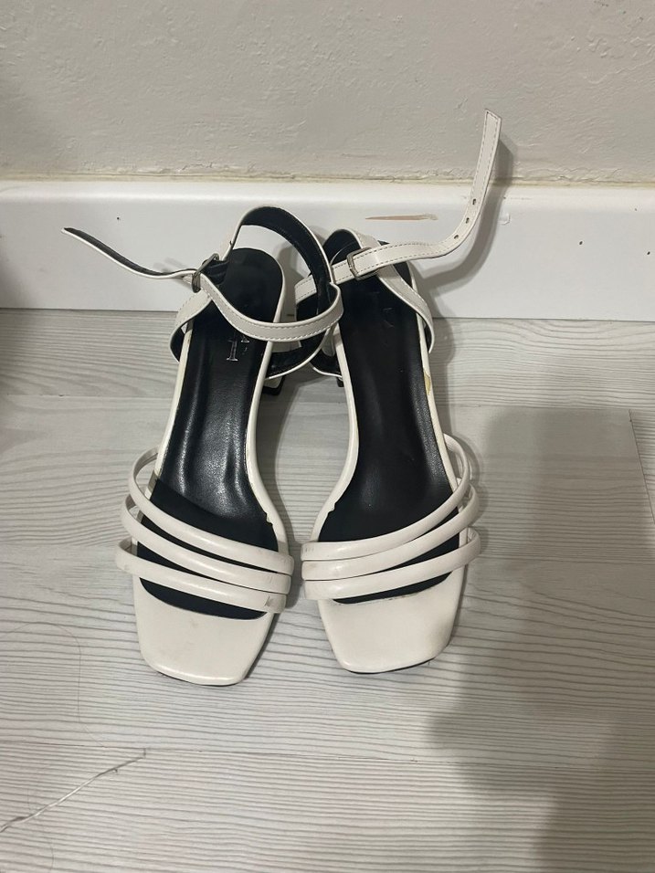 Beyaz Tokalı İnce Topuklu Kadın Sandalet - Görsel 2