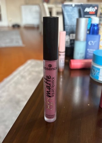 Essence Parlak Pembe Sıvı Mat Ruj