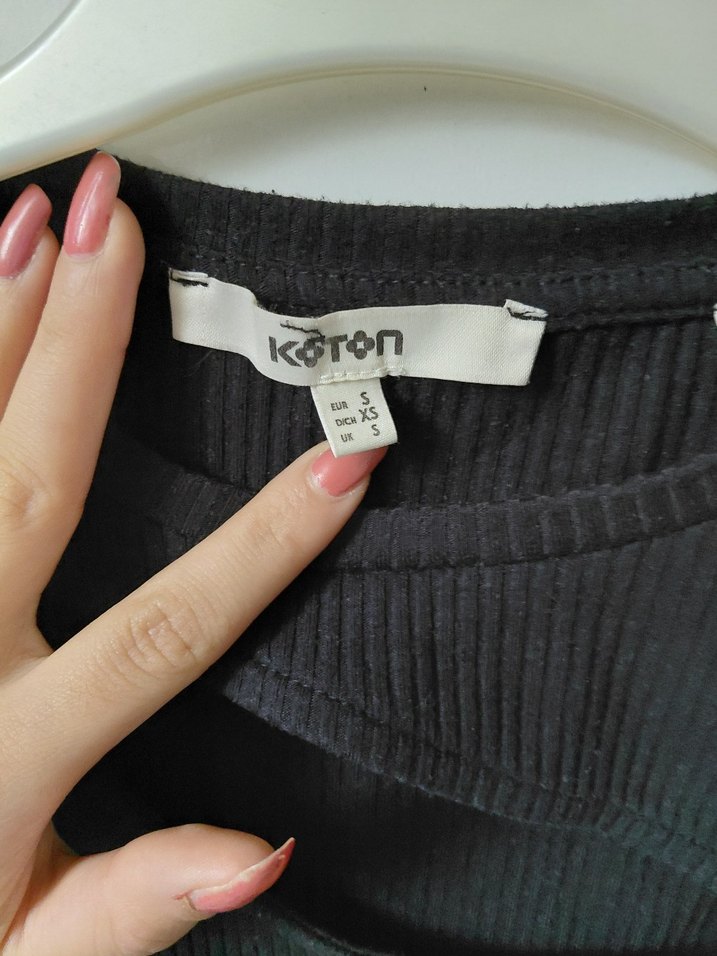 Siyah Mini Kolsuz Kesik Detaylı Atlet - Görsel 2