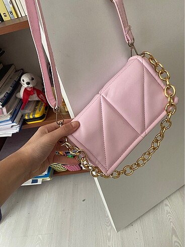 Pembe zincirli çanta