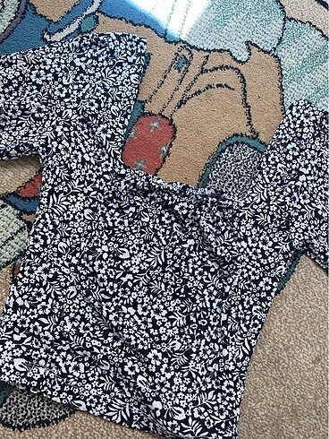 s Beden Siyah çiçek desenli crop
