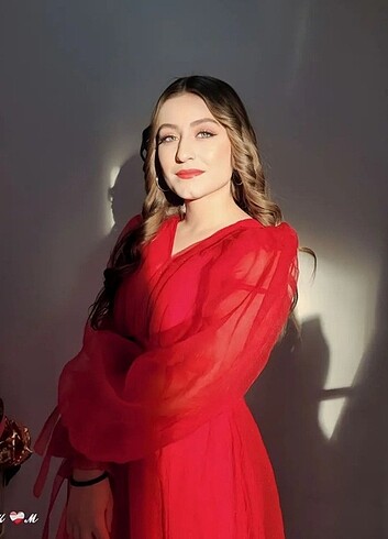 Kırmızı elbise