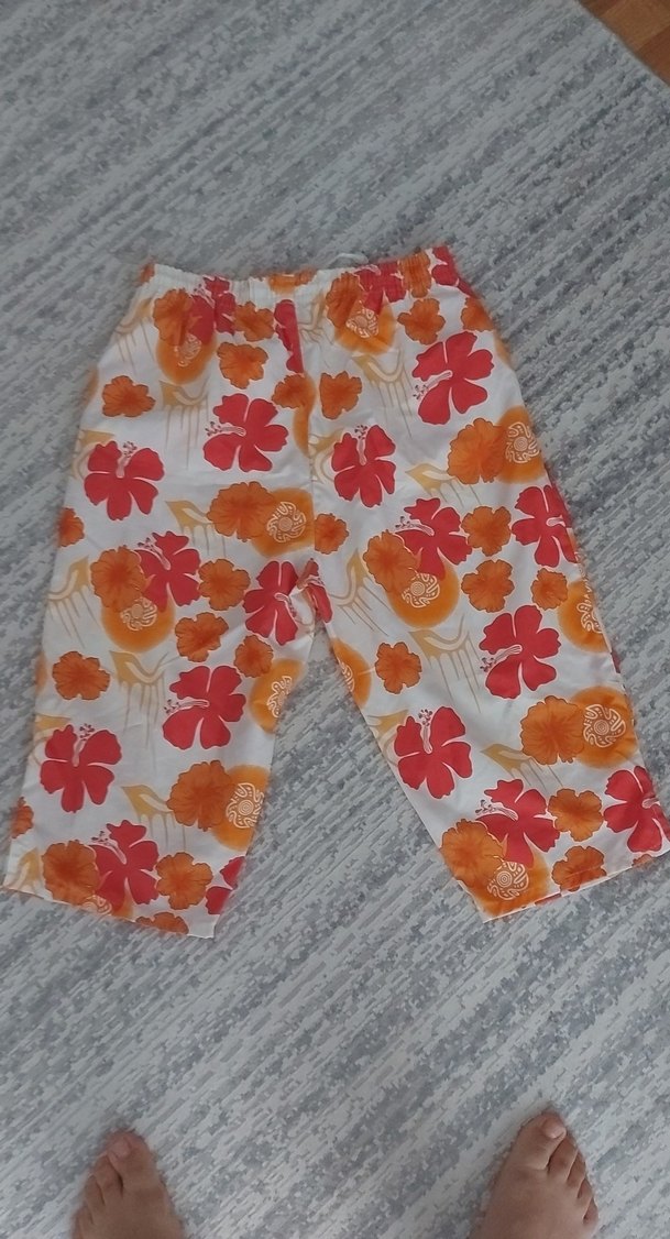 Turuncu Çiçekli Piliseli Kısa Kadın kapri - Görsel 2