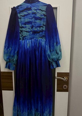 Uzun Kollu Mavi Batik Desenli Uzun Elbise - Görsel 3