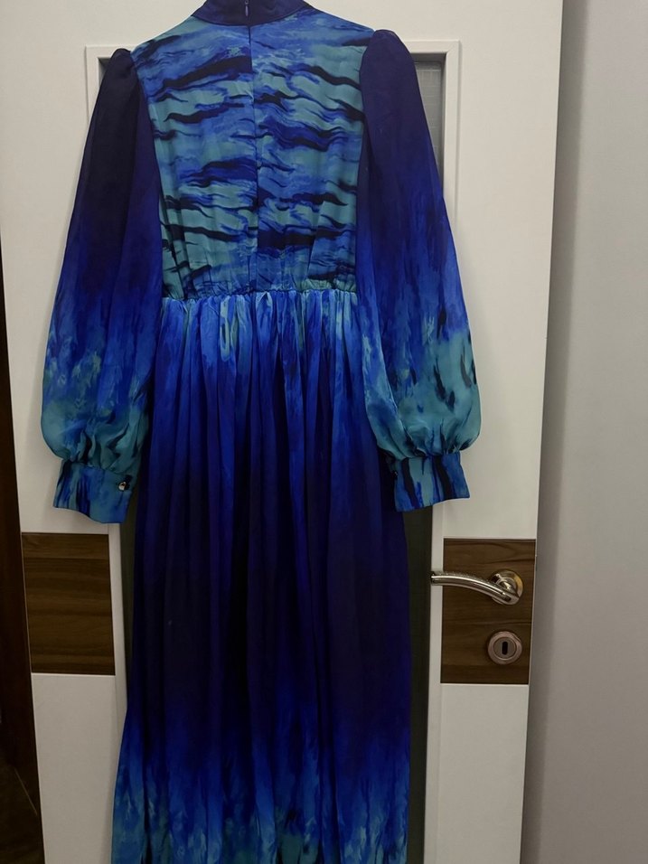 Uzun Kollu Mavi Batik Desenli Uzun Elbise - Görsel 3