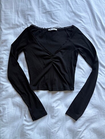bershka dantel detaylı v yaka crop bluz
