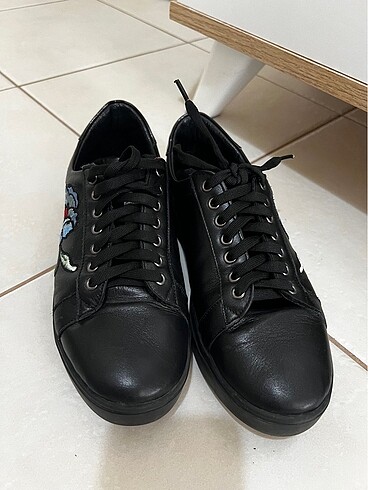 39 Beden siyah Renk Derimod işlemeli deri ayakkabı