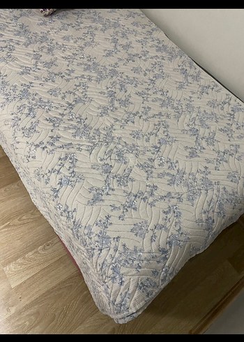 Pastel Beyaz Çiçek Desenli Yatak Örtüsü