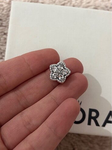 Pandora ışıltılı kar tanesi pave charm