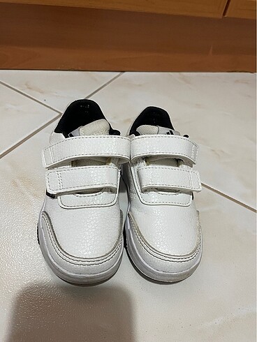 23 Beden beyaz Renk Adidas Orijinal Çocuk Ayakkabısı