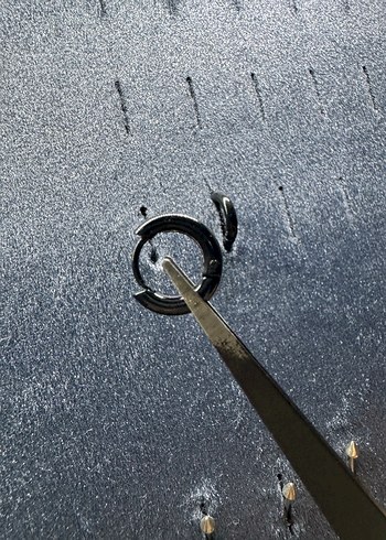 Minimalist Gri Erkek Küpeler - Görsel 2