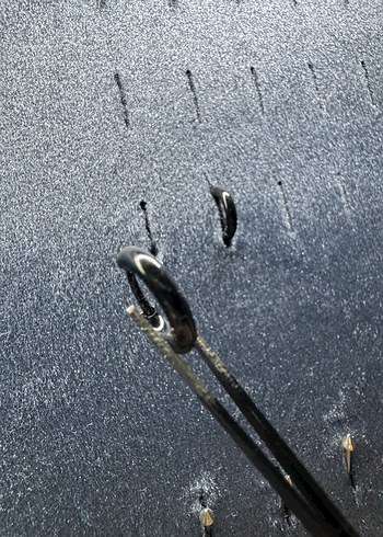 Minimalist Gri Erkek Küpeler - Görsel 3