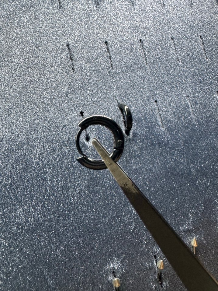 Minimalist Gri Erkek Küpeler - Görsel 2