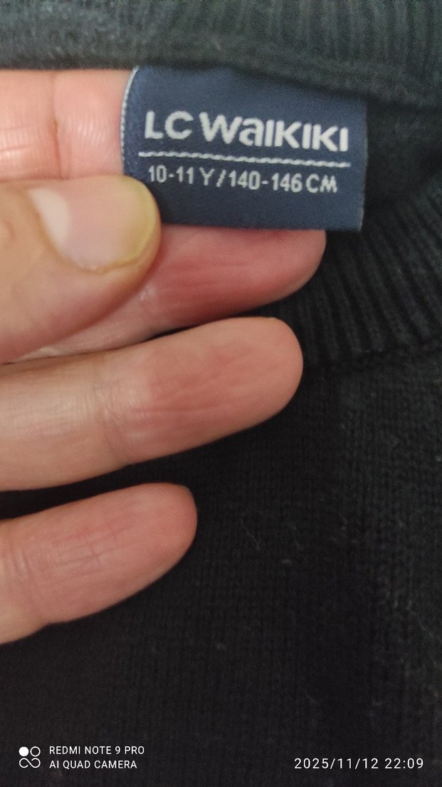 Gri ve Kırmızı Çizgili Erkek Triko Kazak - Görsel 3