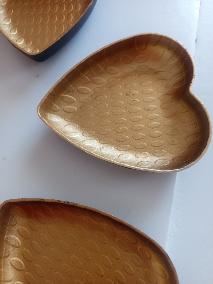 Parlak Altın Renkli Kalp Şekilli Tabaklar - Görsel 2