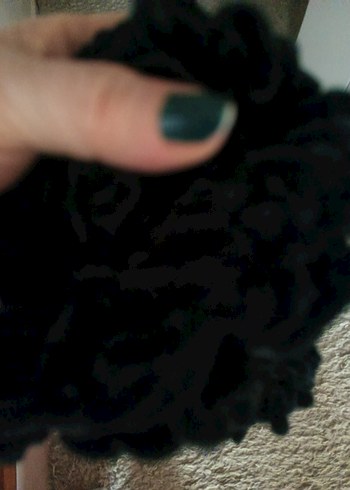 Kadın, Siyah kadife ipten örülmüş kendi emeğim Atkı - Görsel 6