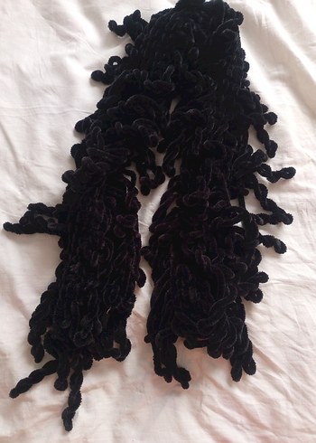 Kadın, Siyah kadife ipten örülmüş kendi emeğim Atkı - Görsel 3