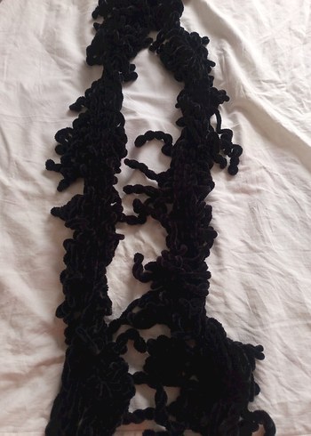 Kadın, Siyah kadife ipten örülmüş kendi emeğim Atkı - Görsel 2