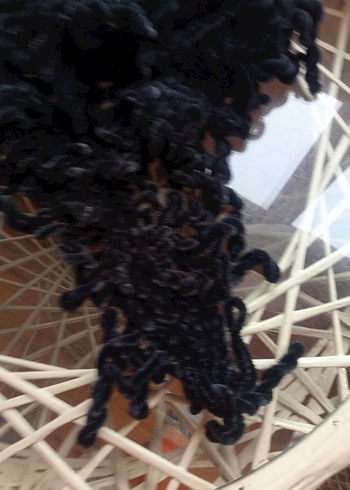 Kadın, Siyah kadife ipten örülmüş kendi emeğim Atkı - Görsel 9