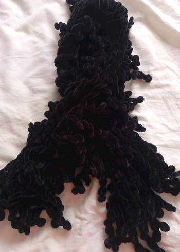 Kadın, Siyah kadife ipten örülmüş kendi emeğim Atkı - Görsel 4