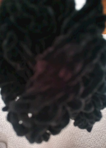 Kadın, Siyah kadife ipten örülmüş kendi emeğim Atkı - Görsel 7