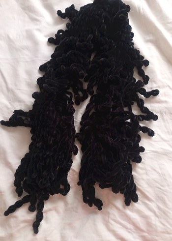 Kadın, Siyah kadife ipten örülmüş kendi emeğim Atkı - Görsel 5