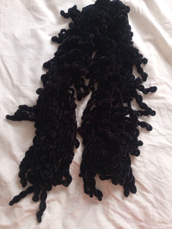 Kadın, Siyah kadife ipten örülmüş kendi emeğim Atkı - Görsel 3