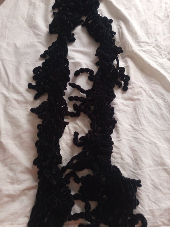 Kadın, Siyah kadife ipten örülmüş kendi emeğim Atkı - Görsel 2