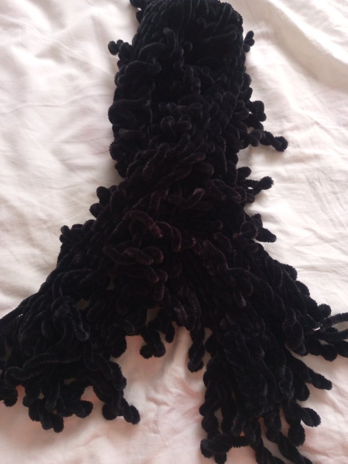 Kadın, Siyah kadife ipten örülmüş kendi emeğim Atkı - Görsel 4