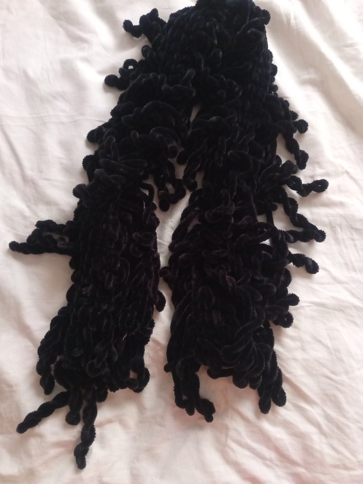 Kadın, Siyah kadife ipten örülmüş kendi emeğim Atkı - Görsel 5