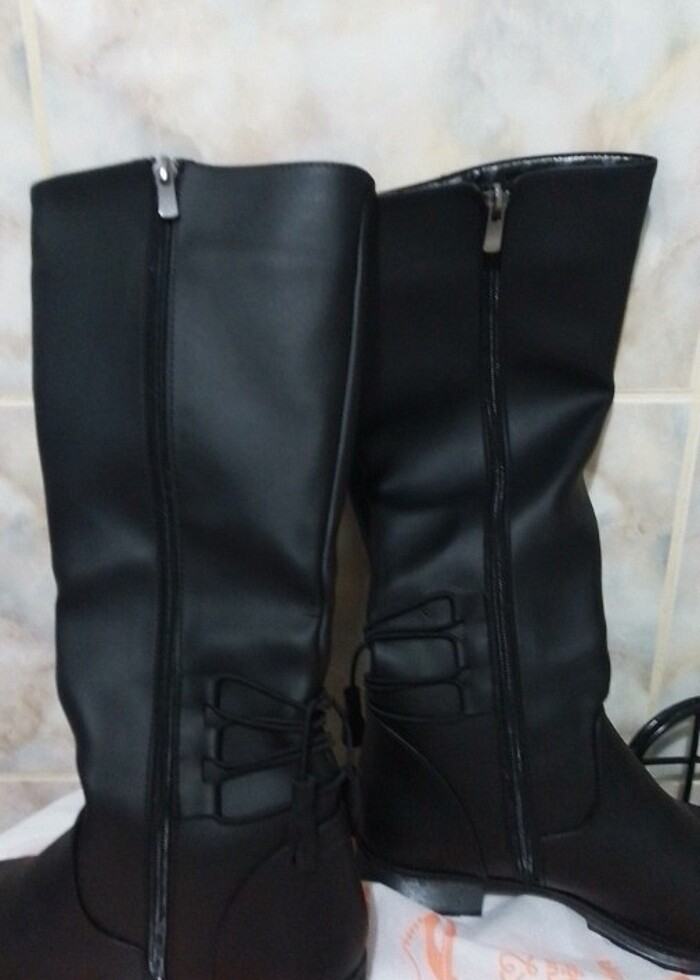 Trendyol siyah içi kürklü kusursuz bir kere giydim ayaklarım tar - Görsel 2