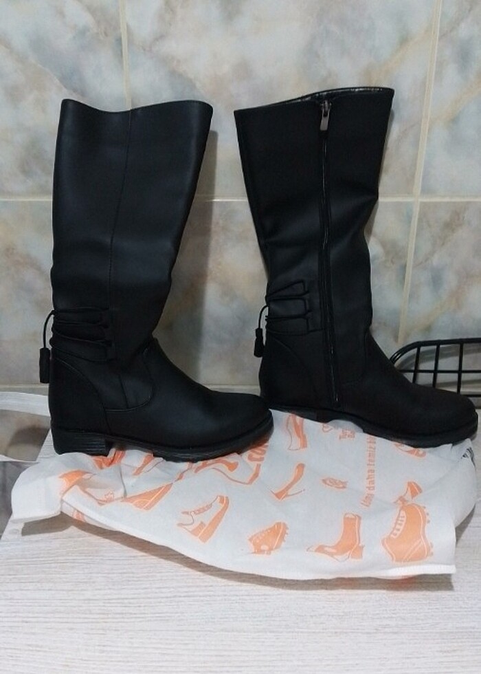 Trendyol siyah içi kürklü kusursuz bir kere giydim ayaklarım tar - Görsel 3