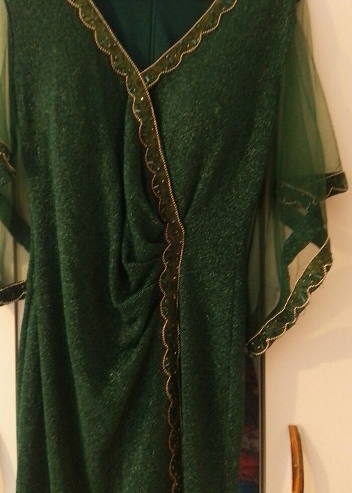 Koyu yeşil boncuk işlemeli abiye - Görsel 2