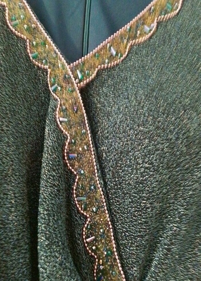 Koyu yeşil boncuk işlemeli abiye - Görsel 4