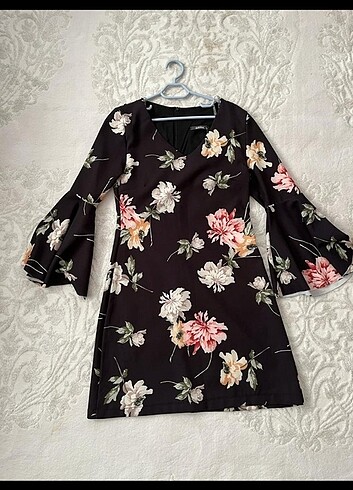 Siyah çiçek desenli elbise