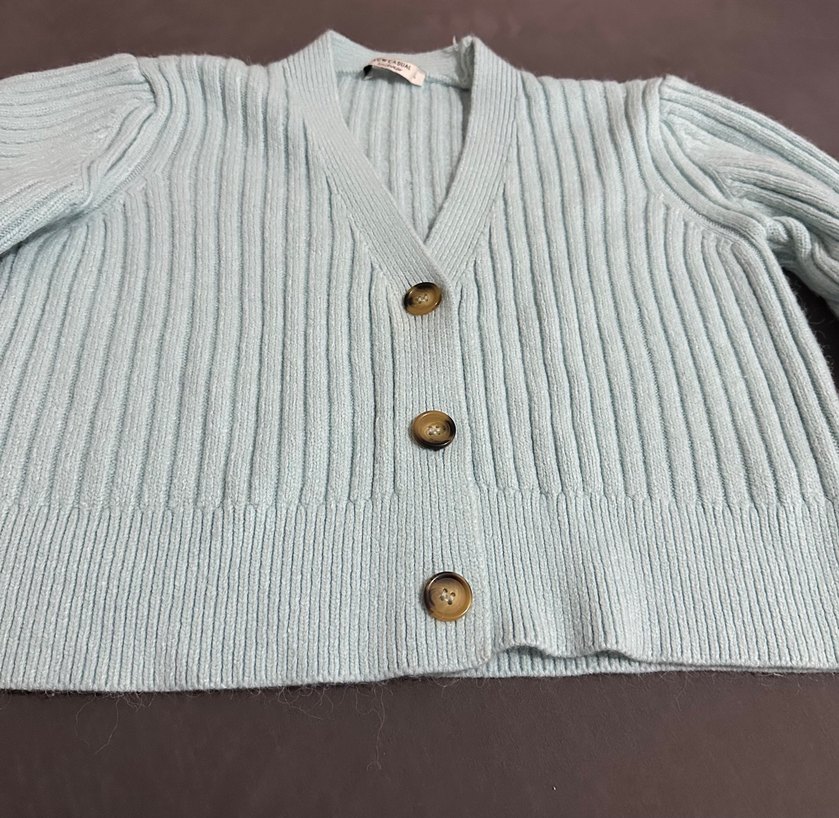 Düğmeli Kısa kadın hırka - Görsel 4