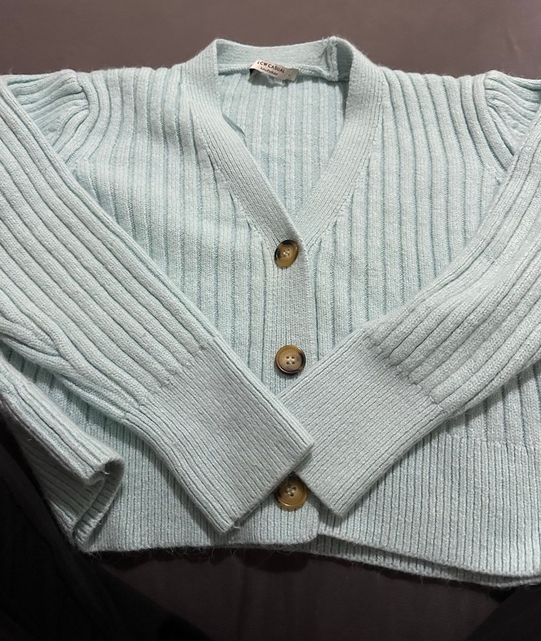 Düğmeli Kısa kadın hırka - Görsel 3