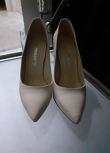 Bej stiletto