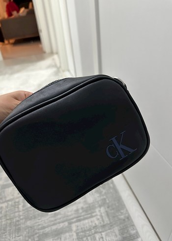 Calvin Klein Kadın Siyah Deri Bel Detaylı Çapraz Çanta