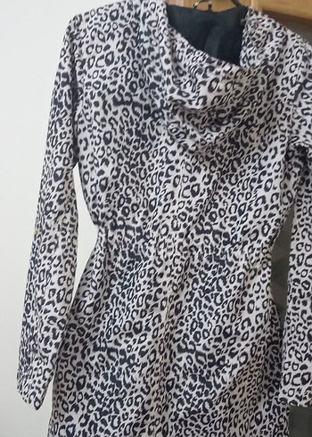 Leopar Desenli Gri Midi Yağmurluk - Görsel 3