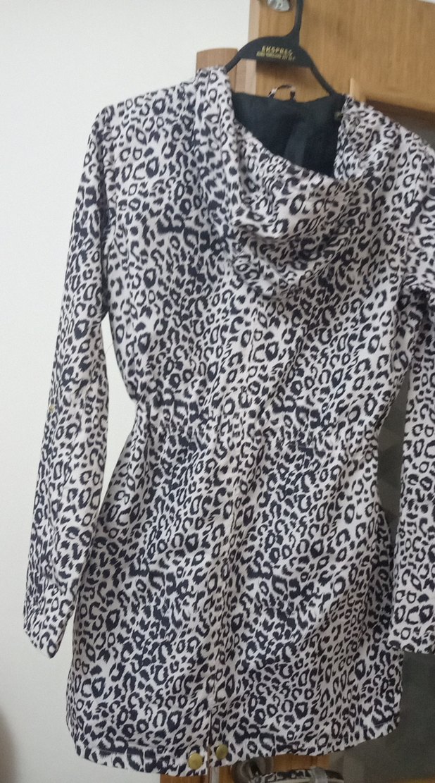 Leopar Desenli Gri Midi Yağmurluk - Görsel 3