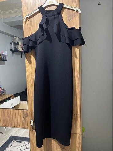 Siyah kolları fırfırlı elbise