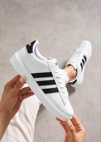 Adidas Beyaz Siyah Şeritli Spor Ayakkabı