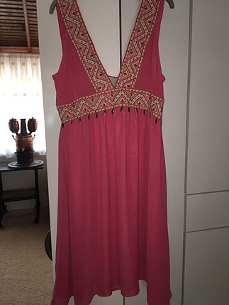 Pembe elbise